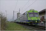 Der BLS RBDe 566 731 wartet in Büren an der Aare mit seinem Regionalzug auf die Rückfahrt nach Lyss.