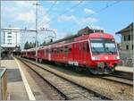 Voil ein RM NPZ mit Jumbo-Wagen, der in Langenthal, der auf die Abfahrt nach Luzern wartet; mit dem RBDe 566 235 an der Spitze, der als RBDe 4/4 II 228 1984/85 zur EBT kam.