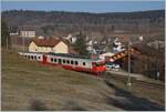 Der TRAVYS RBDe 567 174 (94 85 7567 174-8)  Fleurier  des sogenannte  Schülerzug  schiebt seinen durch die hüglige Juralandschaft nicht mehr zu sehenden B und Abt als Regionalzug 6009 nach