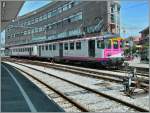 Als die Strecke Bulle - Romont - (Fribourg) noch nicht im Halbstundentakt mit RER Zügen bedient wurde verkehrten in einem recht löcherigen Stundentakt Regionalzüge; hier wartet ein ex