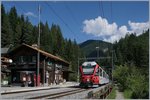 Der RhB Regionalzug 1828 Filisur - Davos beim kurzen (Bedarfs)-Halt in Davos Wiesen.
12. Sept. 2016