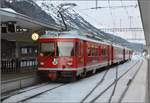 Be 4/4 514 der RhB steht als Regio nach Scuol-Tarasp in Samedan bereit.