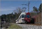 Der TPF Be 4/4 124 mit dem Bt 224 und ABt 223 auf der Fahrt von Bulle nach Broc Fabrique kurz vor der Ankunft im Bahnhof von Broc Village.
