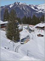 Nach der vollzogenen Kreuzung verlässt der Be 4/6 102  Jungfrau  Winteregg in Richtung Mürren.