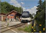 Der CEV MVR ABeh 2/6 7505 beim Halt in La Chiesaz, mit einem für die Gegend typischen Haltestellen-Häuschen.