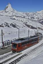 Nach rund 35-mintiger Fahrt und der berwindung von rund 1400 m Hhenunterschied treffen der Bhe 4/6 3084 und ein weiterer Bhe 4/6 der Gornergratbahn am 10.05.2024 in der 3089 m hoch gelegenen