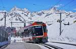 Der Bhe 4/6 3093 und ein weiterer Bhe 4/6 kommen am 10.05.2024 in der 3089 m hoch gelegenen Bergstation der Gornergratbahn an.