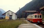 Ein BDeh 4/4 der MC mit dem Steuerwagen BDt 68 an der Spitze fährt im Juli 1983 in den französischen Grenzbahnhof Vallorcine ein