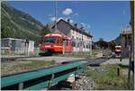 Der TMR/SNCF BDeh 4/8 21 verlsst Vallorcine in Richtung St-Gervais-les Bains-le-Fayette, whrend im Hintergrund ein TMR Beh 4/8 zur Abfahrt nach Martginy bereit steht.

1. August 2022