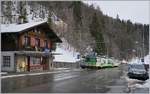 Der TPC BVB BDeh 4/8 93 erreicht als Regionalzug 536 von Bex kommend den Bahnhof Arveyes und fährt dort am Hausbahnsteig ein.