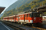 Gepcktriebwagen zb De 110 001-5, ex SBB Brnig Deh 4/6 906, ex SBB Fhe 4/6, steht am 02.10.2011 in Interlaken Ost mit einem Regionalzug (IR) zur Abfahrt nach Meiringen bereit.