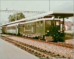 Nach meiner SBB Betriebsdisponenten Ausbildung kam ich als erstes nach Horw, einer damals recht modernen Station. Dort hatte ich unter anderem auch die Möglichkeit, den einen oder anderen Brünig oder LSE Zug fotografieren, wie zum Beispiel diesen kurzen Zug mit der Nummer 93366, bestehend aus dem Deh 4/6 906, einem SBB B und D. Der Zug ist in Richtung Luzern unterwegs. 

Analogbild vom Sommer 1983  