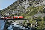 Der MGB Deh 4/4 52 hat mit seinem Regionalzug nach Göschenen vor wenigen Minuten Andermatt verlassen und erreicht nun die Schöllenschlucht, wobei die links zu sehenden Fotografen sich eher für die hinter meinem Rücken liegend  Teufelsbrücke  interessieren. 

13. Sept. 2020