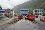 Am 07.05.2025 treffen sich Deh I 54 vor einem Regio nach Andermatt und Deh II 95 am Schluss eines RE nach Zermatt auf dem Bahnhofsvorplatz in Brig 