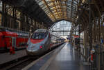 Nein nicht in Milano Centrale sondern im Hauptbahnhof Frankfurt am Main....
Der Trenitalia  Frecciargento“  ETR 610.3 (von italienisch ElettroTreno Rapido 610) der 1. Serie  (93 85 5 610 103-9 CH-TI / 93 85 5 610 003-1 CH-TI), steht am 21.03.2023 im Hauptbahnhof Frankfurt am Main.