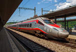 Der Trenitalia  Frecciargento“  ETR 610.012 der 1. Serie  (93 85 5 610 012-2 CH-TI / 93 85 5 610 112-x CH-TI) hat am 28.05.2023, als EC 57 von Basel SBB via Domodossola nach Milano Centrale, den Bahnhof Spiez erreicht.