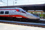 Detailbild von dem Trenitalia  Frecciargento“  ETR 610.004 (93 85 5 610 004-9 CH-TI) am 26. Mai 2023 als EC 32 im Bahnhof Domodossola.