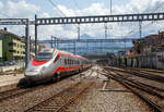 Der Trenitalia  Frecciargento“  ETR 610.012 der 1. Serie  (93 85 5 610 012-2 CH-TI / 93 85 5 610 112-x CH-TI) verlässt am 28.05.2023, als EC 57 von Basel SBB via Domodossola nach Milano Centrale, den Bahnhof Spiez.