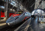 Der Trenitalia  Frecciargento“  ETR 610.3 (von italienisch ElettroTreno Rapido 610) der 1. Serie  (93 85 5 610 103-9 CH-TI / 93 85 5 610 003-1 CH-TI), steht am 11 Juni 2022, als ECE 151 nach Milano Porta Garibaldi, im Hauptbahnhof Frankfurt am Main zur Abfahrt bereit. Er f�hrt von Frankfurt �ber Basel und Lugano nach Mailand. In Deutschland wird er als ECE 151 gef�hrt und ab Basel als  EC 151.

Die f�r 250 km/h zugelassenen Dreisystem Hochgeschwindigkeitstriebz�ge haben die Zulassungen f�r die Schweiz, Italien und Deutschland. Eingestellt sind sie alle in der Schweiz. Seit Fahrplanwechsel am 10. Dezember 2017 werden die ETR 610 und die RABe 503 (2. Serie) in Deutschland im Rahmen der neuen Zuggattung EuroCity-Express (ECE) auf der Strecke Frankfurt am Main–Mailand eingesetzt. Seit Dezember 2020 verkehren die ETR 610 auch, auf der nun vollst�ndig elektrifizierten Strecke, von Z�rich �ber Lindau und Memmingen nach M�nchen und zur�ck.
