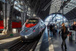 Der Trenitalia  Frecciargento“  ETR 610.3 (von italienisch ElettroTreno Rapido 610) der 1. Serie  (93 85 5 610 103-9 CH-TI / 93 85 5 610 003-1 CH-TI), steht am 11 Juni 2022, als ECE 151 nach Milano Porta Garibaldi, im Hauptbahnhof Frankfurt am Main zur Abfahrt bereit. Er f�hrt von Frankfurt �ber Basel und Lugano nach Mailand. In Deutschland wird er als ECE 151 gef�hrt und ab Basel als  EC 151.

Die f�r 250 km/h zugelassenen Dreisystem Hochgeschwindigkeitstriebz�ge haben die Zulassungen f�r die Schweiz, Italien und Deutschland. Eingestellt sind sie alle in der Schweiz. Seit Fahrplanwechsel am 10. Dezember 2017 werden die ETR 610 und die RABe 503 (2. Serie) in Deutschland im Rahmen der neuen Zuggattung EuroCity-Express (ECE) auf der Strecke Frankfurt am Main–Mailand eingesetzt. Seit Dezember 2020 verkehren die ETR 610 auch, auf der nun vollst�ndig elektrifizierten Strecke, von Z�rich �ber Lindau und Memmingen nach M�nchen und zur�ck.
