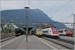 Ein kleine, zufällige Fahrzeugparade in Arth Goldau: Links im Bild rangiert die SNCF 141 R 1244 vom Verein Mikado 1244 mit ihren Zug für die Fahrt nach Luzern, in der Mitte wartet eine SOB