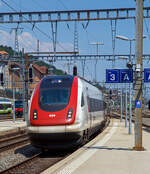 Ein ICN 500 bzw. RABDe 500 erreicht am 18.05.2018 den Bahnhof Neuchâtel (Neuenburg). ICN steht für InterCity-Neigezug, ein elektrischer Triebzug mit aktiver gleisbogengesteuerter Neigetechnik der Schweizerischen Bundesbahnen (SBB). Seine Typenbezeichnung (RABDe) verweist darauf, dass er Abteile der ersten und zweiten Wagenklasse sowie ein Gepäckabteil aufweist. 