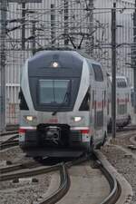 E-Triebzug der BR 4110 schl�ngelt sich �ber die Gleise dem Bahnhof von Linz entgegen.