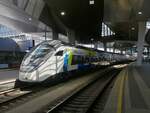 Der Triebzug RABe 501 93 85 0501 044-8 CH-WSTBA, (genannt Smile) der WESTbahn, h�lt im Hauptbahnhof Wien.