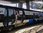 Die Zwischenwagen des Triebzuges Smile, der WESTbahn, sind alle mit sch�nen Motiven beklebt, aufgenommen im HBF Wien.