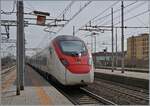 Der SBB Giruno RABe 501 007 URI  ist als EC 307 von Zürich nach Bologna unterwegs verlässt Parma.