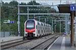 Ein SBB RABe 512 verl�sst den erst k�rzlich restaurierten Bahnhof von Roche VD; das Bild mit den massigen Fahrleitungsmasten und dem eher sch�chternen Licht t�uscht �ber die gelungen Restauration
