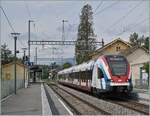 Der SBB LEX RABe 522 230 ist auf der Léman Express Strecke La Plaine - Genève (SL5) unterwegs und hat Satigny erreicht.