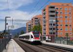 SBB: Regionalzug nach Solothurn mit dem RABe 523 054 FLIRT bei einem Zwischenhalt auf der neuen Haltestelle Solothurn Allmend am 8. Mai 2015.
Foto: Walter Ruetsch