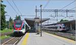 Gleich zwei SBB TILO Flirts zeigen sich in Gallarate: Links der RABe 524 116 als S 50 von Bellinzona nach Malpensa Terminal 1 und rechts der RABe 524 002 als S 30 nach Luino. 

23. Mai 2023