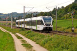 . Ein Stadler GTW 526 der Thurbo AG fhrt am 13.09.2012 durch Bietingen. Der Zug hat erst vor kurzem deutschen Boden erreicht, bei der Ortschaft im Hintergrund handelt es sich um das schweizerische Thayngen. (Hans)
