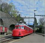 Der RAe 4/8 1021 verlsst Vevey Richtung Montreux.