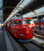 Der RAe 4/8 1021  roter Pfeil Churchill  stand am 06.06.2015 im Zürcher Hauptbahnhof zu einer  Kulturreise  bereit, es war ein echtes Highlight im HB Zürich.