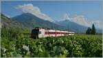 Auch eine Art  Train des Vignes  - und Wein gibt es hier bedeutend mehr als Zge...
Ein Walliser Domino als Regionalzug von Sion nach Monthey bei Chamoson am 22. Juli 2012.