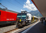 Der dreiteilige NPZ Domino RA14 der RegionAlps, mit der Vollwerbung für den Walliser Fernseh-Sender Kanal 9, verlässt am 26.Mai 2023, als Regionalzug nach Monthey den Bahnhof Martigny.