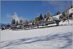 Die beiden MOB ABe 4/4 9304 und Be 4/4 9204 sind bei Les Avants in einer wunderschön verschneiten Winterlandschaft mit dem Regionalzug PE 2215auf dem Weg von Zweisimmen nach Montreux.