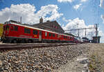 Geführt von den beiden RhB ABe 4/4 III Triebwagen 53  Tirano  und  51  Poschiavo  fährt am 06.09.2021 der Bernina-Express (BEX) nach St.