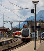 Der zb (Zentralbahn) ABeh 150 103-6, ein siebenteiliger Stadler ADLER (alpiner, dynamischer, leiser, edler Reisezug), gekuppelt mit dem zb ABeh 160 005-2, ein dreiteiliger Stadler FINK (Flinke