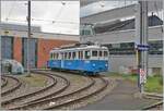 Der BDe 4/4 10 wurde im Jahre 1928 in Betrieb genommen. Gebaut hat dieser Triebwagen die Schweizerischen Wagonfabrik in Schlieren und die Maschinenfabrik Oerlikon, beide Werke sind nicht weit von der Bremgarten Dietikon Bahn entfernt im Limmattal bzw. bei Zürich. Der 16.22 Meter lange, 32 Tonnen schwere und 45 Km/h schnelle Triebwagen stand mit seinem Schwesterfahrzeug BDe 4/4 11 bis 1986 bei der BD im Einsatz. Während der BDe 4/4 11 mittlerweile ausrangiert wurde, konnte der BDe 4/4 10 zum Gesellschaftswagen umgebaut werden. Der heute als  Mutschälle-Zähni  im Sonderzug Einsatz stehende Triebwagen bietet in vielerlei Hinsicht einen geschätzten Beitrag im exklusiven Nostalgieverkehr und einen interessanten Gegensatz zum Planverkehr. Heute wartet das  Mutschälle-Zähni  auf den Einsatz als  Fondue-Tram  im Rahmen des bekannten Weihnachtsmarkts von Bremgarten. (Fotostandpunkt: auf dem Bahnsteig) 6. Dez. 2024