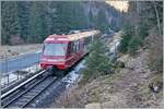 Der TMR BDeh 4/8 21 kommt von Vallorcine her durch den Wald gefahren und wird in k�rze die Grenze erreichen. Zu meiner Freude wurde der 
die Vegetation in der N�he des Wanderwegs etwas entfernt. 

26. Dez. 2025