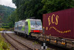 Die BLS Cargo 502, Re 486 502-8/E 486 502 SF  The Alpinists in Europa  (91 85 4486 502-8CH-BLSC) fährt am 07 Juli 2025 mit einem HUPAC KLV-Zug durch Kirchen (Sieg) in Richtung Köln.

Nochmals einen lieben Gruß an den netten Lokführer zurück.

Die TRAXX F140 MS wurde 2008 von Bombardier in Kassel unter der Fabriknummer 34401 gebaut und an die BLS Cargo AG (Bern) geliefert. Die Loks sind nur für die Schweiz, Deutschland, Österreich und Italien zugelassen.

Der Erfolg im Güterverkehr veranlasste die BLS zehn weitere TRAXX zu bestellen im Gegensatz zur ersten Serie TRAXX F140 AC1 mit der Bezeichnung Re 485 001 bis 485 020, die nur unter Wechselstrom fahren können, können die TRAXX F140 MS Re 486 501 bis 486 510 auch unter 3.000 Volt Gleichstrom eingesetzt werden. Bombardier hatte seit der ersten Lieferung Verbesserungen vorgenommen. Dabei wurde der Lokomotivkasten optimiert und die Traktionsausrüstung mit moderneren Komponenten versehen. Eine Nachbeschaffung wäre noch möglich gewesen, hätte aber dazu geführt, dass die Lokomotiven nicht auf dem neuesten Stand waren und nicht unter der Gleichstromfahrleitung eingesetzt werden konnten. Die eingebauten Zugbeeinflussungssysteme erlauben den Einsatz in Deutschland, Österreich, der Schweiz und Italien (DACHI). Anfänglich waren die Lokomotiven in der Schweiz nur für den Einsatz auf Strecken mit konventioneller Zugbeinflussung und nicht auf ETCS Level 2 Strecken zugelassen. Die Re 486 können unter sich und mit den Re 485 und Lokomotiven der Baureihe 185/186 in Vielfachsteuerung eingesetzt werden. Mittlerweile nach Umbauten durch die BLS, können die Loks nun auch mit Re 465, sowie mit Siemens Vectron der BR 193 bzw. Re 475 in Mehrfachtraktion gefahren werden.

TECHNISCHE DATEN:
Spurweite: 1.435 mm (Normalspur)
Achsformel: Bo’Bo’
Länge über Puffer: 18.900 mm
Höhe: 4.385 mm
Breite: 2.978 mm
Drehzapfenabstand: 10.400 mm
Achsabstand im Drehgestell: 2.600 mm
Dienstmasse: 85 t
Höchstgeschwindigkeit:  140 km/h
Dauerleistung: 5.600 kW
Dauerzugkraft: 300 kN
Treibraddurchmesser: 1.250 mm
Stromsysteme: 15 kV 16,7 Hz, 25 kV 50 Hz Wechselstrom sowie 3 kV und 1,5 kV Gleichstrom
Antrieb: Tatzlager