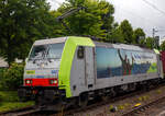 Die BLS Cargo 502, Re 486 502-8/E 486 502 SF  The Alpinists in Europa  (91 85 4486 502-8CH-BLSC) fährt am 07 Juli 2025 mit einem HUPAC KLV-Zug durch Kirchen (Sieg) in Richtung Köln.

Nochmals einen lieben Gruß an den netten Lokführer zurück.

Die TRAXX F140 MS wurde 2008 von Bombardier in Kassel unter der Fabriknummer 34401 gebaut und an die BLS Cargo AG (Bern) geliefert. Die Loks sind nur für die Schweiz, Deutschland, Österreich und Italien zugelassen.

Der Erfolg im Güterverkehr veranlasste die BLS zehn weitere TRAXX zu bestellen im Gegensatz zur ersten Serie TRAXX F140 AC1 mit der Bezeichnung Re 485 001 bis 485 020, die nur unter Wechselstrom fahren können, können die TRAXX F140 MS Re 486 501 bis 486 510 auch unter 3.000 Volt Gleichstrom eingesetzt werden. Bombardier hatte seit der ersten Lieferung Verbesserungen vorgenommen. Dabei wurde der Lokomotivkasten optimiert und die Traktionsausrüstung mit moderneren Komponenten versehen. Eine Nachbeschaffung wäre noch möglich gewesen, hätte aber dazu geführt, dass die Lokomotiven nicht auf dem neuesten Stand waren und nicht unter der Gleichstromfahrleitung eingesetzt werden konnten. Die eingebauten Zugbeeinflussungssysteme erlauben den Einsatz in Deutschland, Österreich, der Schweiz und Italien (DACHI). Anfänglich waren die Lokomotiven in der Schweiz nur für den Einsatz auf Strecken mit konventioneller Zugbeinflussung und nicht auf ETCS Level 2 Strecken zugelassen. Die Re 486 können unter sich und mit den Re 485 und Lokomotiven der Baureihe 185/186 in Vielfachsteuerung eingesetzt werden. Mittlerweile nach Umbauten durch die BLS, können die Loks nun auch mit Re 465, sowie mit Siemens Vectron der BR 193 bzw. Re 475 in Mehrfachtraktion gefahren werden.

TECHNISCHE DATEN:
Spurweite: 1.435 mm (Normalspur)
Achsformel: Bo’Bo’
Länge über Puffer: 18.900 mm
Höhe: 4.385 mm
Breite: 2.978 mm
Drehzapfenabstand: 10.400 mm
Achsabstand im Drehgestell: 2.600 mm
Dienstmasse: 85 t
Höchstgeschwindigkeit:  140 km/h
Dauerleistung: 5.600 kW
Dauerzugkraft: 300 kN
Treibraddurchmesser: 1.250 mm
Stromsysteme: 15 kV 16,7 Hz, 25 kV 50 Hz Wechselstrom sowie 3 kV und 1,5 kV Gleichstrom
Antrieb: Tatzlager