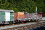 Der zweiachsige Flachwagen mit Seiten- und Stirnwandklappen Xs 99 85 9359 556-9 CH-FAG (Güterwagen Gattung wäre Ks) der Frutiger AG (Thun) abgestellt am 08.09.2021 beim BLS Bahnhof