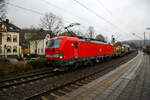 Die Siemens Vectron MS 193 348-0 (91 80 6193 348-0 D-DB) der DB Cargo AG fährt am 31.01.2023 mit einem „HUPAC-Zug“ (KLV/Container-Zug) durch Kirchen (Sieg) in Richtung Köln.