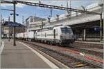 Die RailCare Rem 476 454 (91 85 4476 454-4 CH-RLC) wartet in Lausanne auf Gleis 2 auf die Weiterfahrt in Richtung Bern.