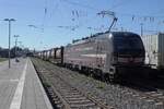 KLV Ballet in Neuwied: am 30 April 2026 zieht SBBCI 193 657 ein KLV aus Rotterdam-Waalhaven der Bahnhof von Neuwied und kreutzt einn�rdw�rts fahrender Containerzug.